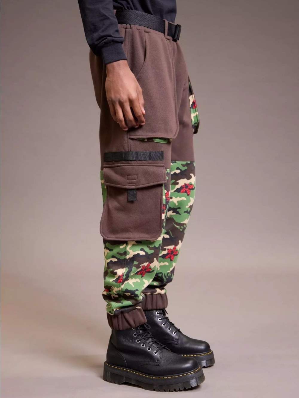 Stranger Things Demogorgon Camouflage Cargo Jogger Sweatpants Size Medium NEW - Picture 13 of 13